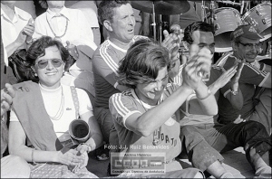 Aurora León junto a Amparo Rubiales y otros candidatos en las elecciones de junio de 1977, en el escenario central durante el mitin-fiesta que organizó allí el PCE el domingo 5 de junio de 1977. (Foto: José Julio Ruiz Benavides – Archivo Histórico de CCOO de Andalucía).