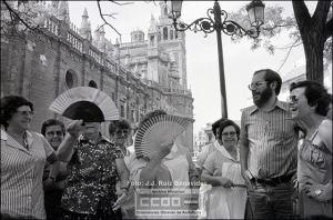 Aurora León junto a trabajadoras de la Diputación de Sevilla en huelga. Sevilla, abril de 1980. (Foto: José Julio Ruiz Benavides – Archivo Histórico de CCOO de Andalucía)